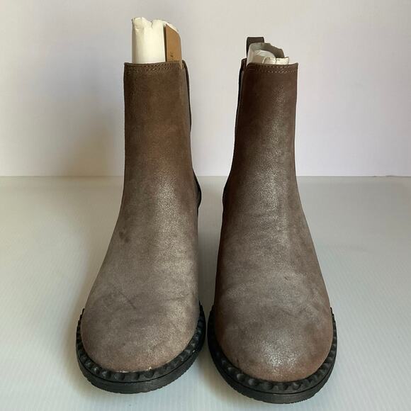 Gentle Souls by Kenneth Cole Suede Chelsea Booties  7.5 Taupe Leather Ankle NEW - Picture 3 of 13